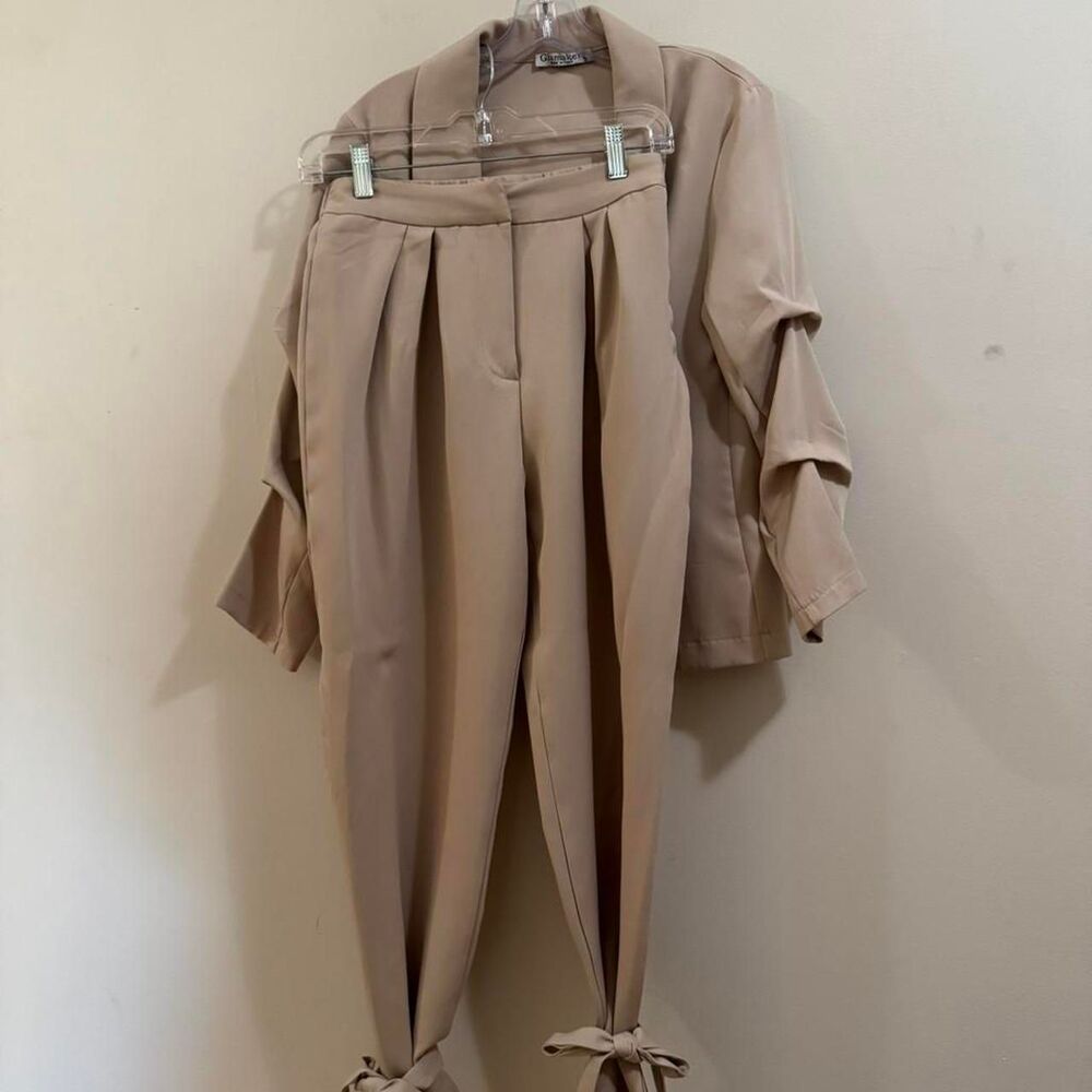 Glamaker Women's Tan and Cream Suit